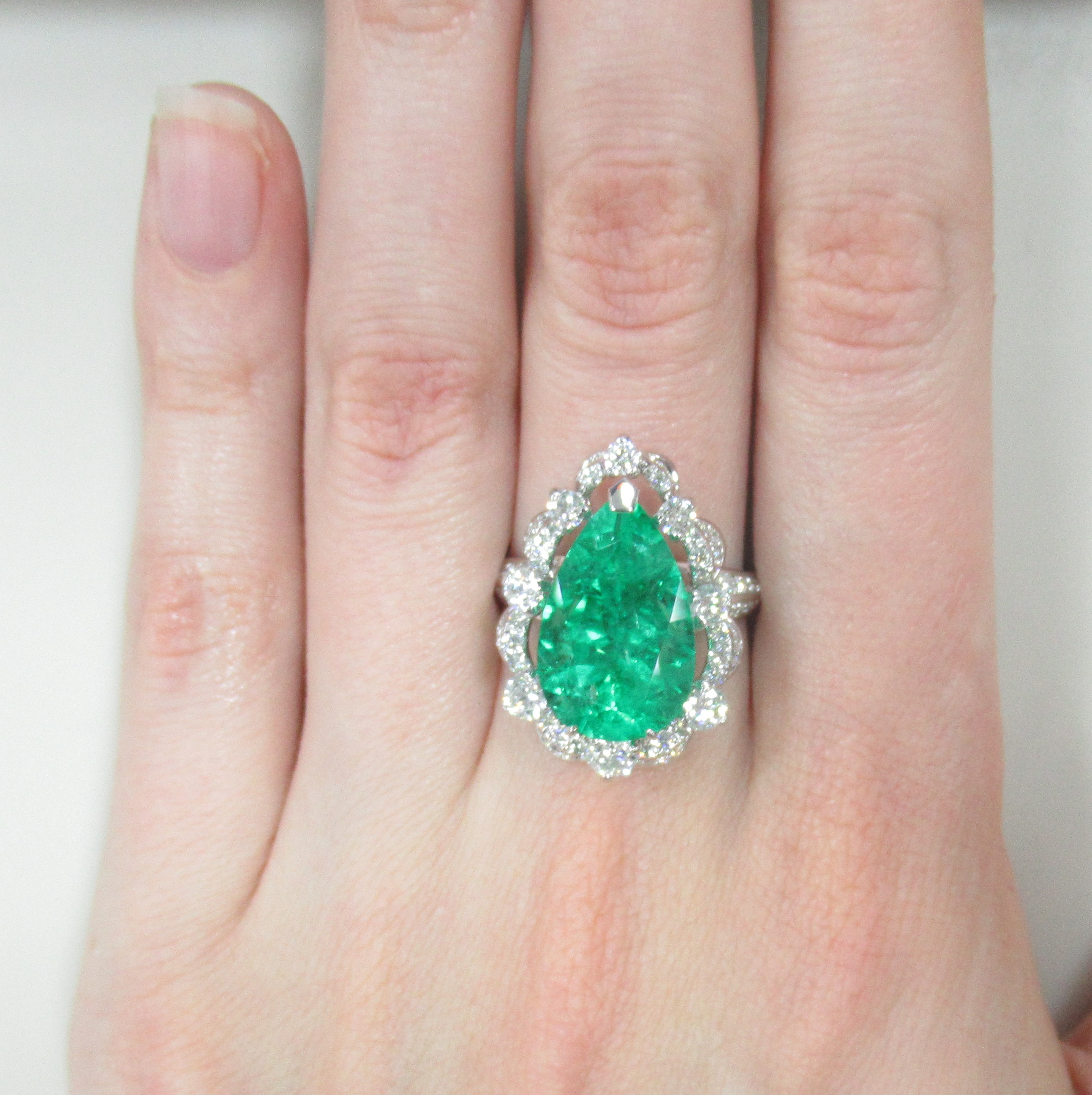 Кольцо из белого золота с изумрудом